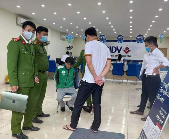 Man robs bank with gun, dynamite lookalikes in Hanoi