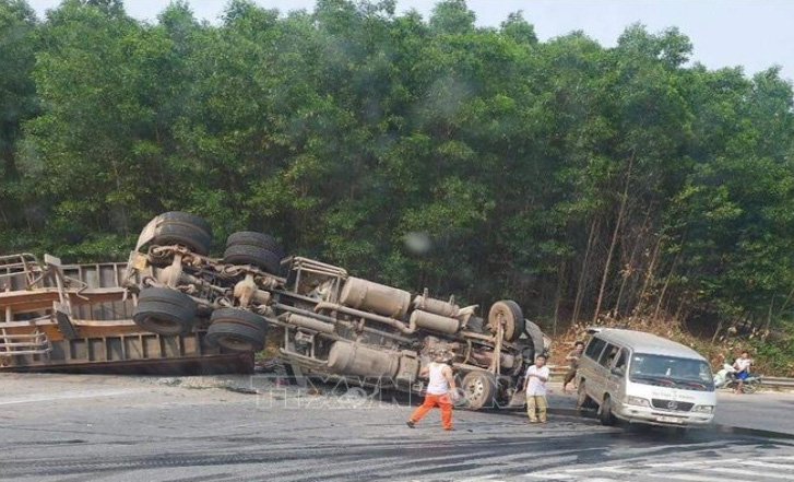 2 seriously injured as tractor-trailer hits 4 automobiles in north-central Vietnam