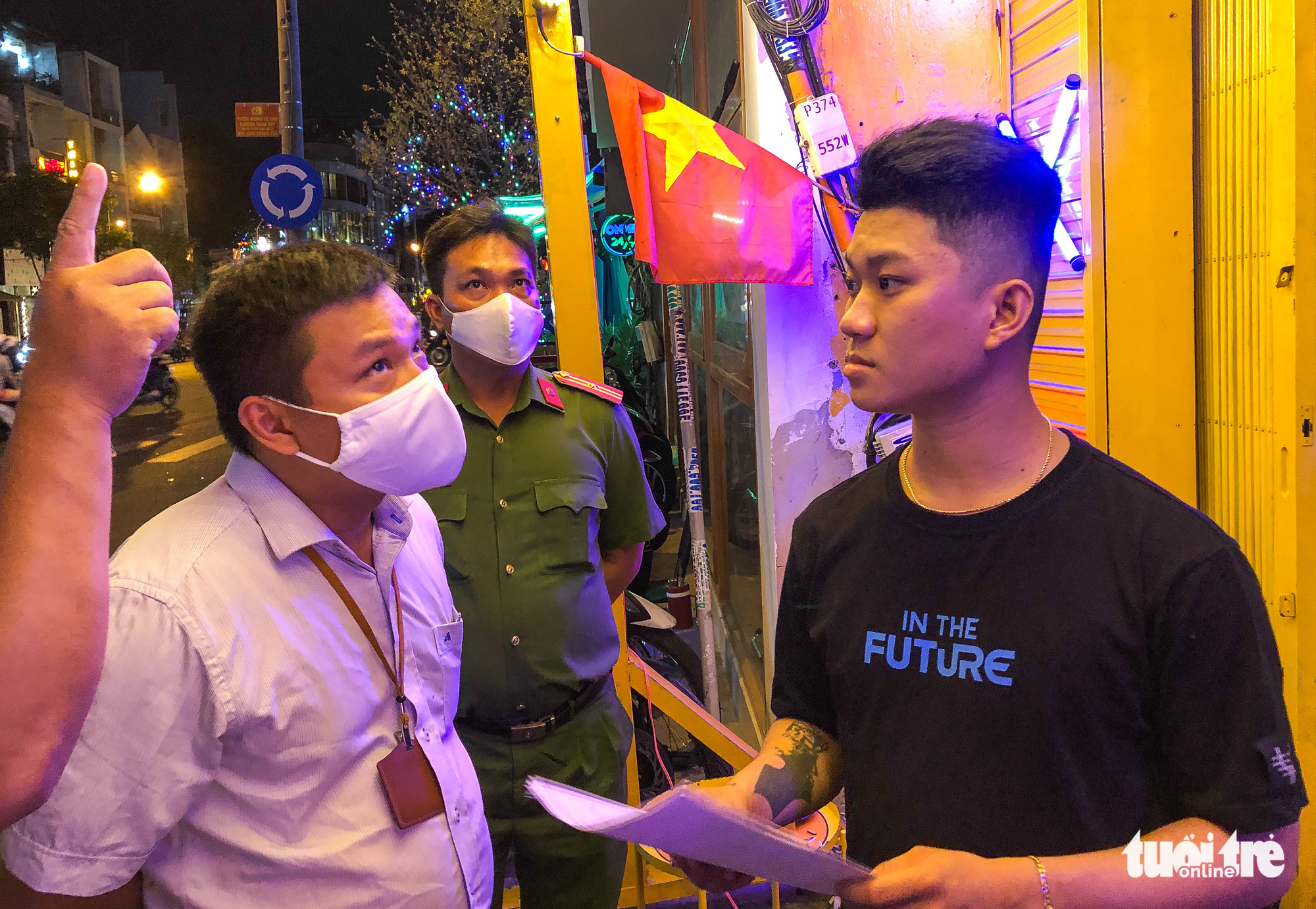 Stores on Bui Vien Street in Saigon committed to reducing noise