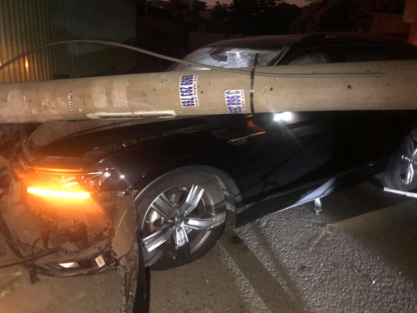 Foreign driver claims to doze when crashing into utility poles in Ho Chi Minh City