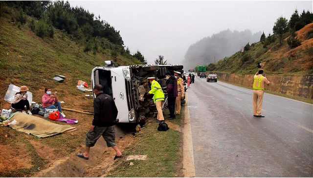 Woman killed as passenger bus crashes into roadside ditch in northern Vietnam