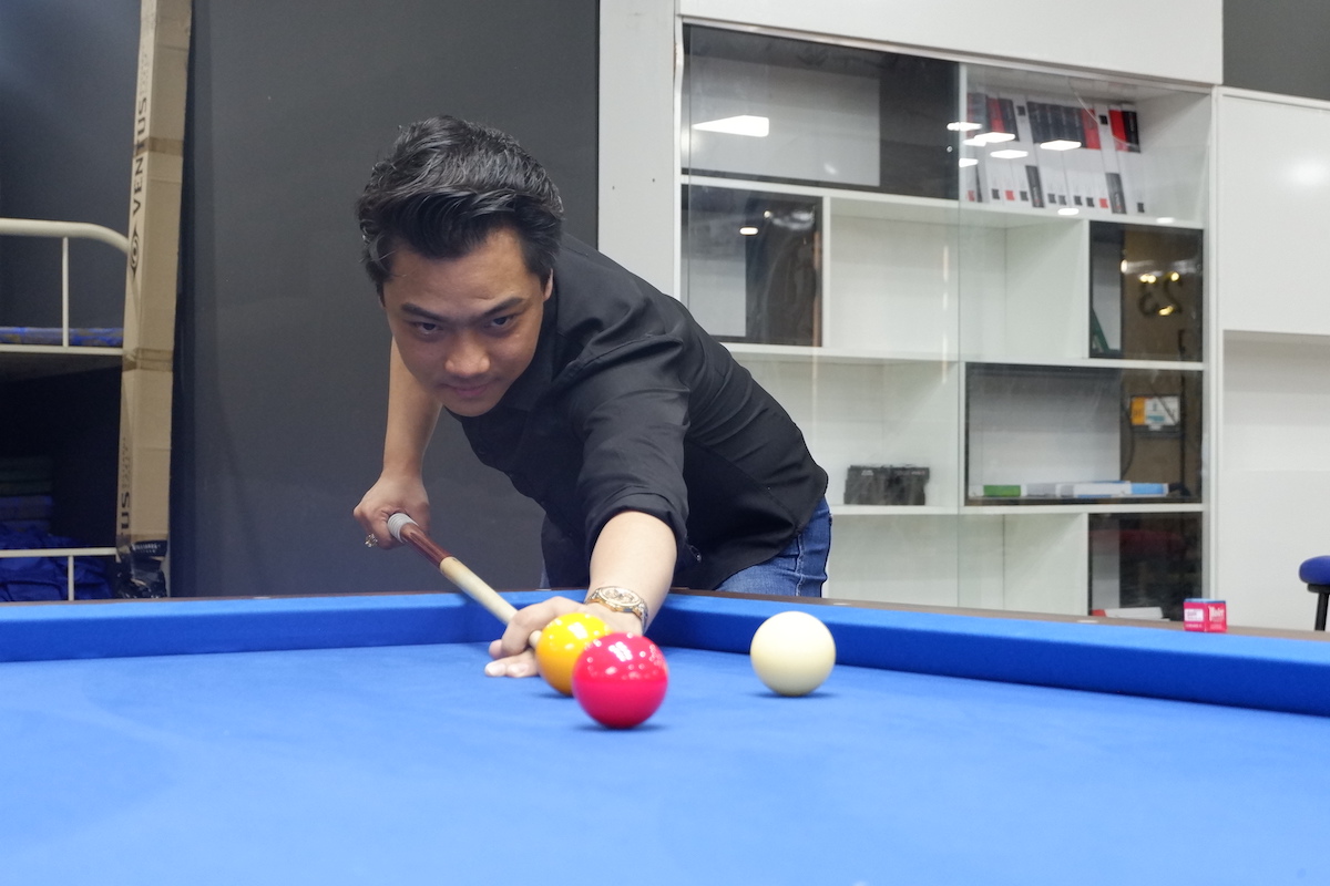 English teacher-turned-billiards trainer: Vietnamese man notches up success following his passion