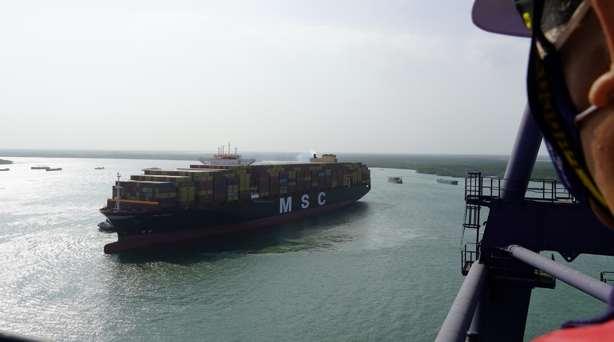 Int’l terminal in Vietnam province receives ship with largest container volume ever