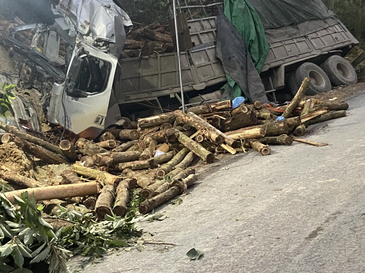 7 dead as timber truck crashes into mountainside in north-central Vietnam