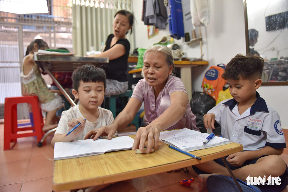 Mother, daughter-in-law offer free classes to disadvantaged children in Vietnam