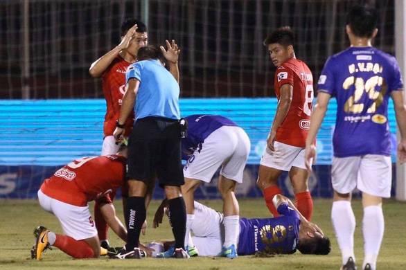 Vietnam international Do Hung Dung out for at least 1 year after horrendous tackle