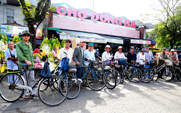 Bicycle taxis, delivery men add nostalgic hue to Vietnamese city