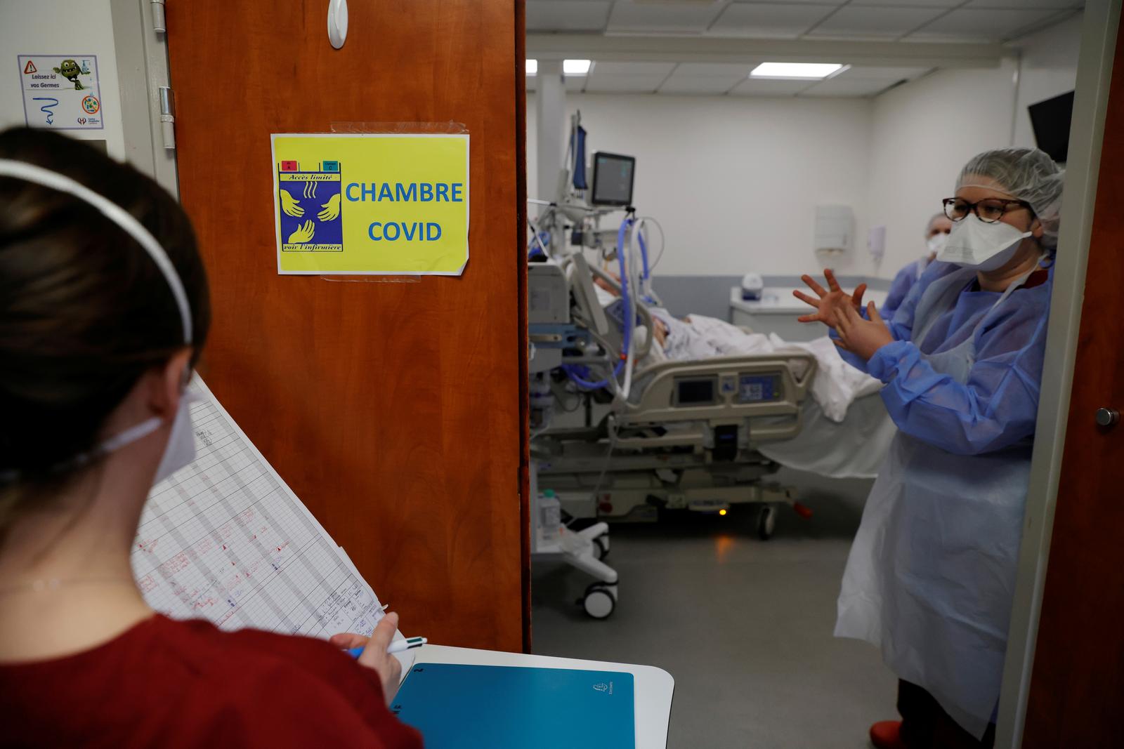 France sees further rise in COVID-19 intensive care patients