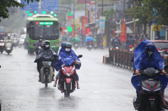 Scorching weather continues in southern Vietnam as unseasonal rains reduce
