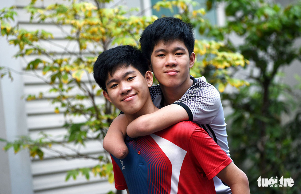Brotherly love in Vietnam: Twin acts as arms, legs of younger brother
