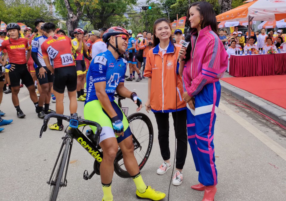 Vietnam’s beauty queen congratulates winner of national cycling race’s opener in person