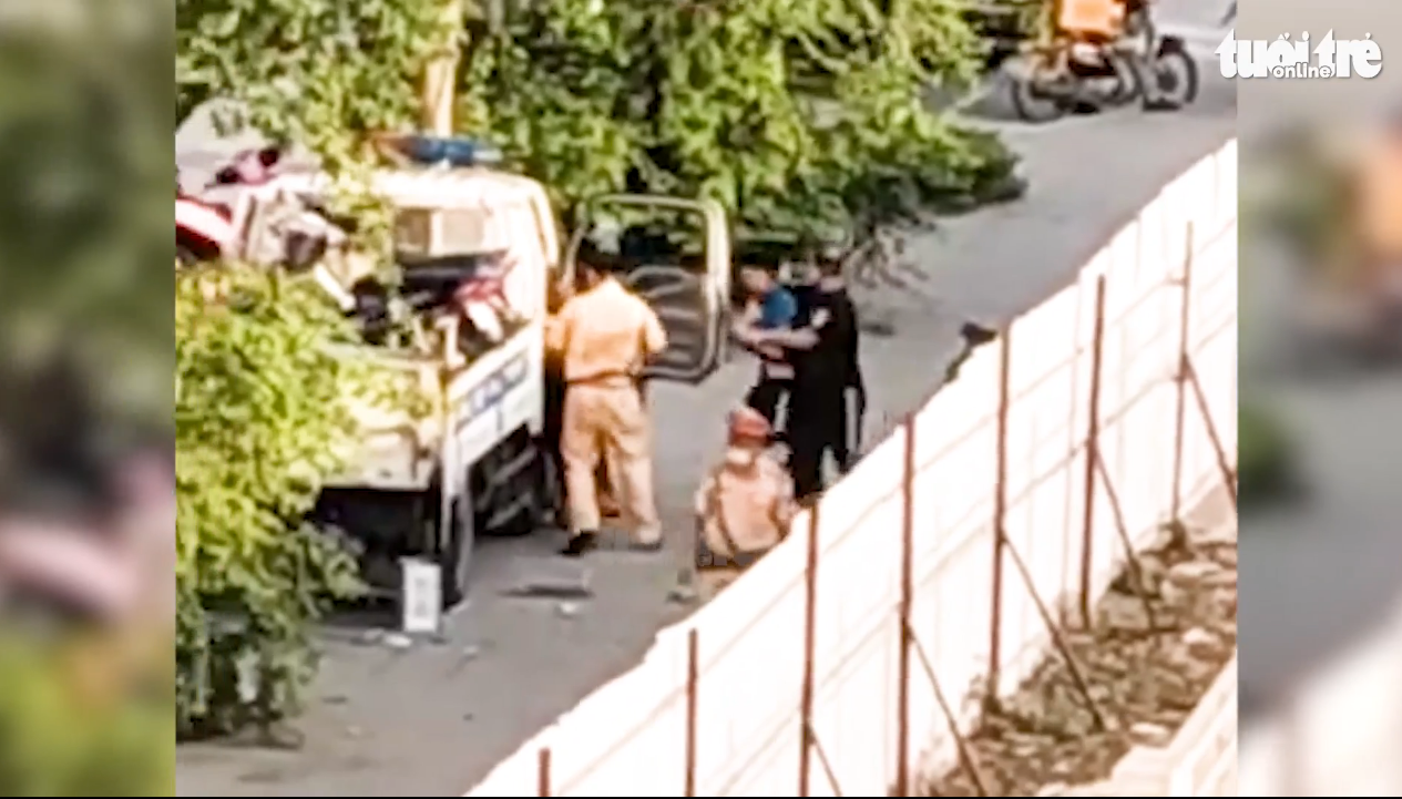 Traffic police officer filmed punching man in Hanoi