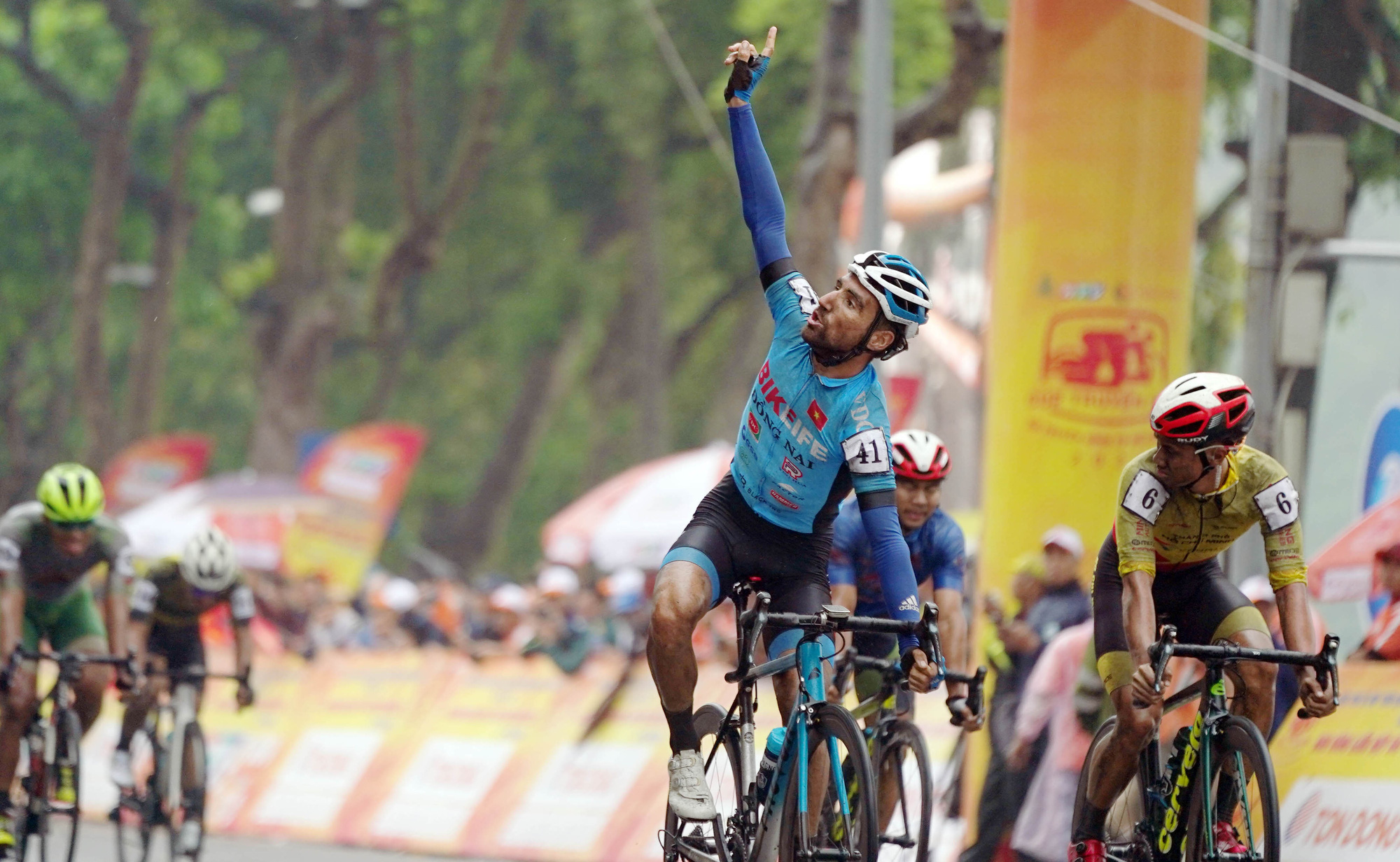 Former French men’s U23 national team member shines in cycling race around Hanoi lake