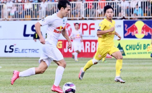 Hoang Anh Gia Lai FC top Vietnam league after last-gasp victory at crowded stadium