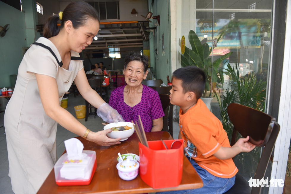 Pregnant woman offers free meals to the needy in Vietnam