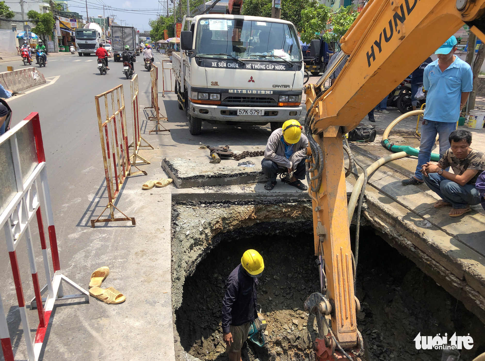 Dangerous sinkhole appears in Ho Chi Minh City