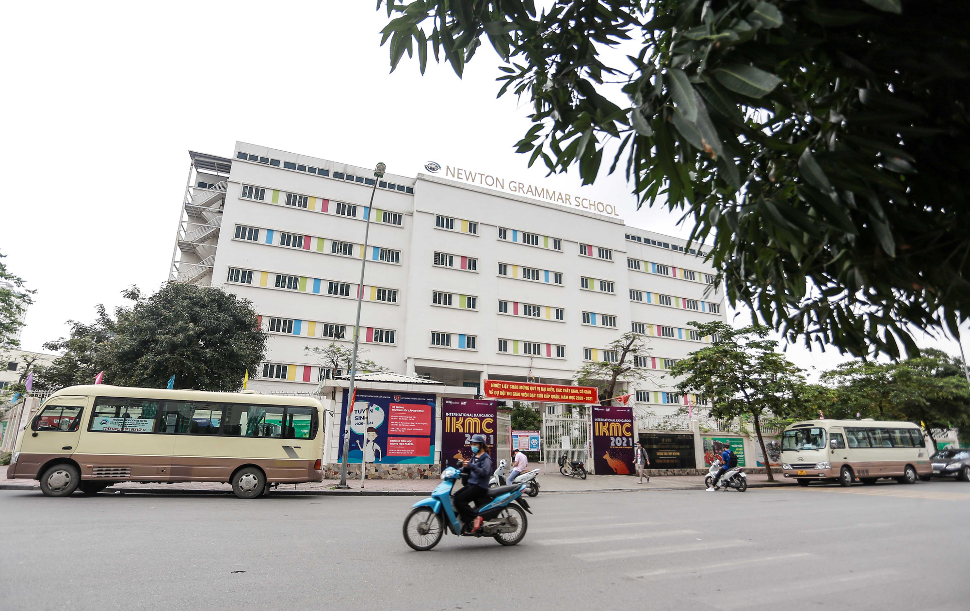 Students suffer from allegedly contaminated food at two schools in Hanoi