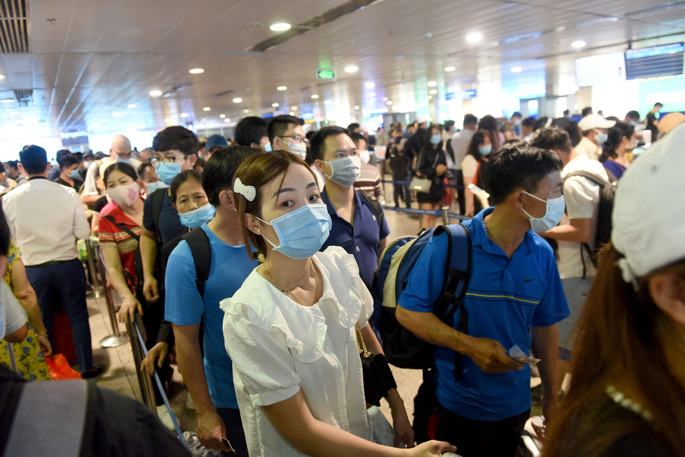 Passengers crowd security area of int’l airport in Ho Chi Minh City