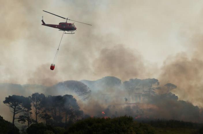Table Mountain wildfire threatens University of Cape Town