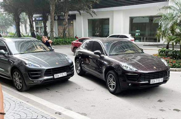 2 Porsche Macan cars carrying identical license plates cross paths in Hanoi