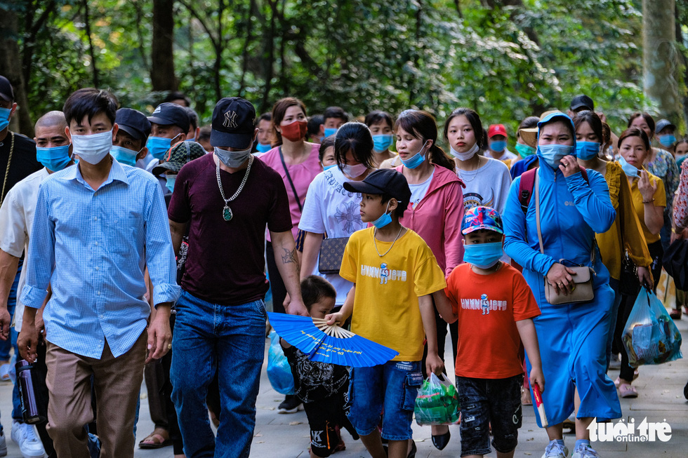 Vietnamese flock to festival, shrug off outbreak risk