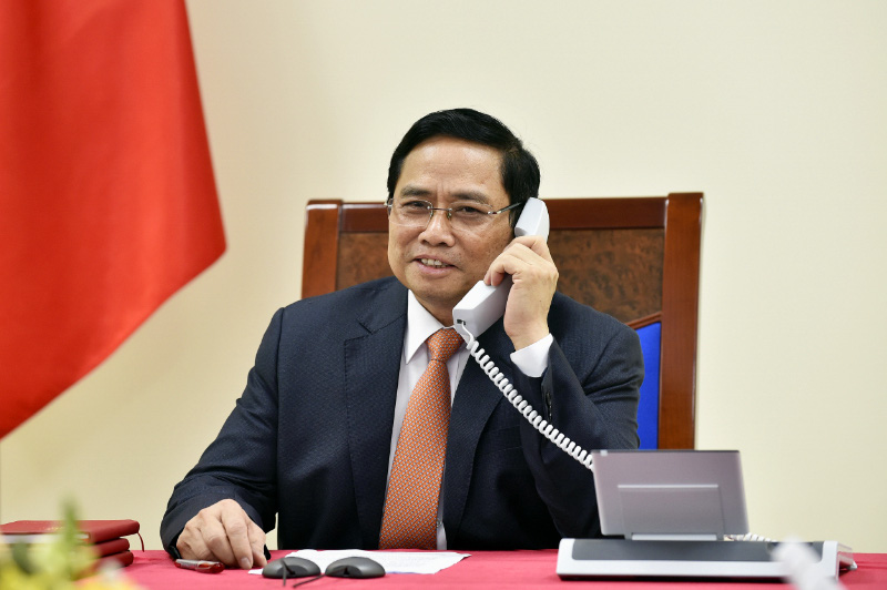 Vietnamese, Singaporean prime ministers discuss bilateral ties during phone talks