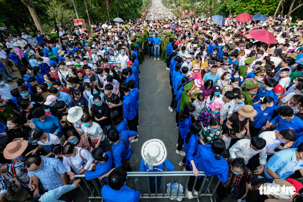 Vietnamese visitors swarm Hung Kings Temple for public holiday