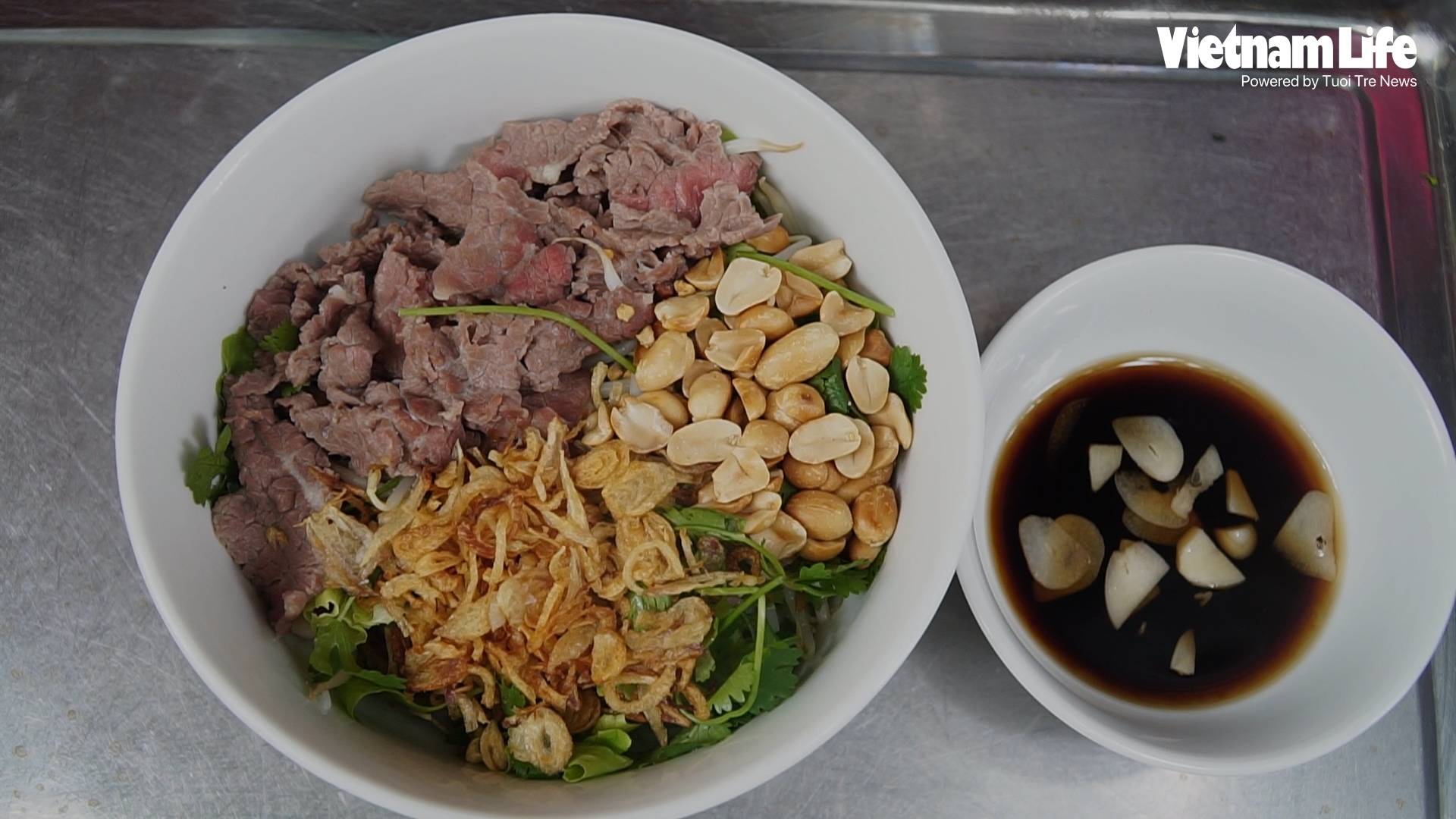 Mix and roll: Two soupless versions of Vietnam’s famous ‘pho’