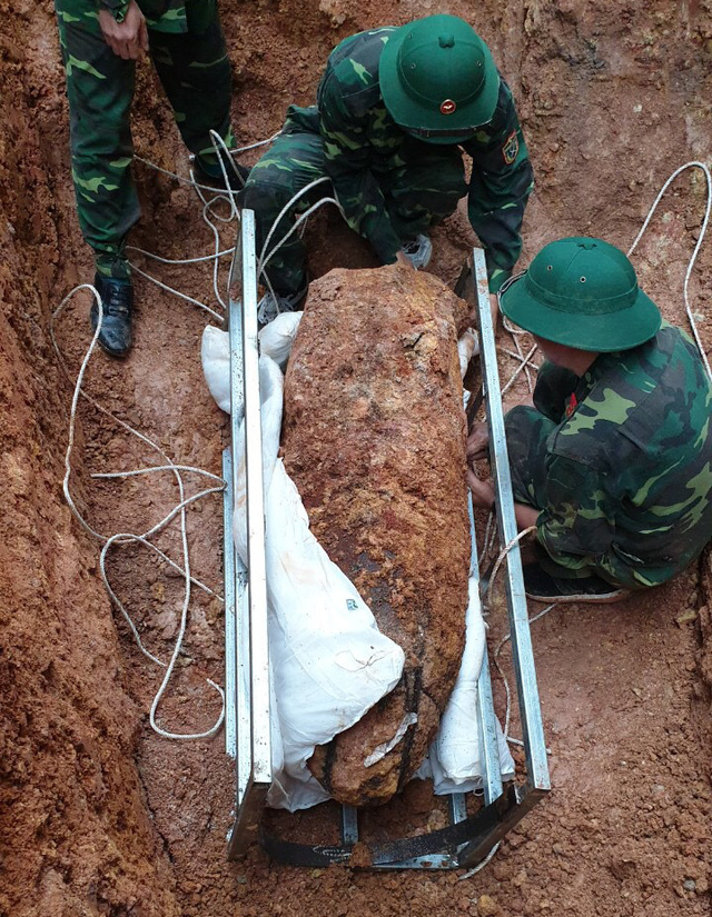 340kg unexploded bomb safely removed from neighborhood in northern Vietnam