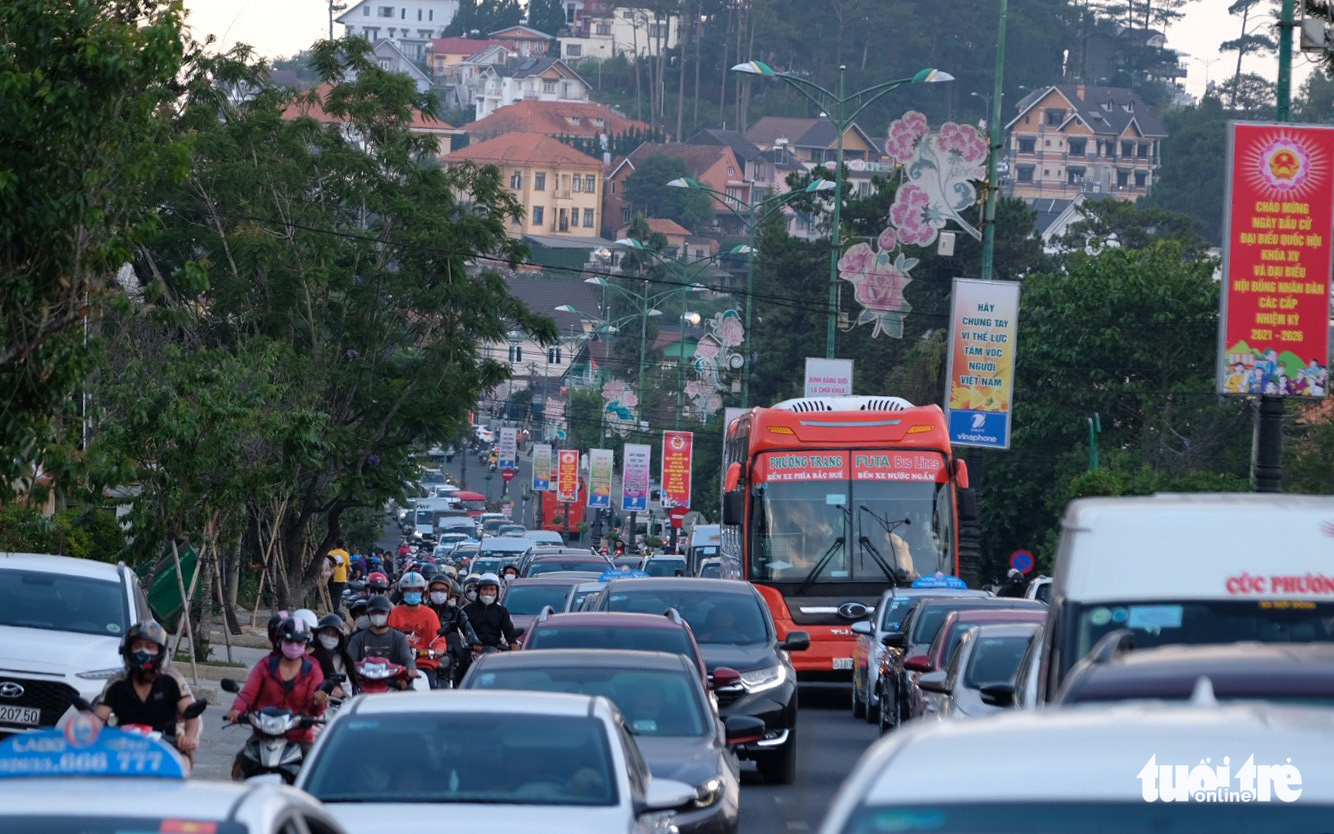 Nightmare traffic jam confines vacationers from Saigon to Da Lat 17 hours on vehicles