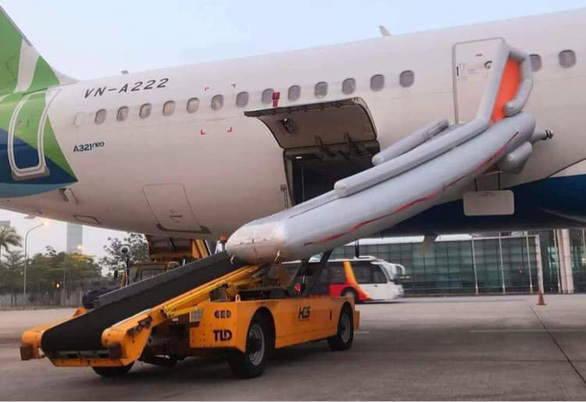Passenger randomly opens plane emergency exit, causes delay to series of flights in Hanoi