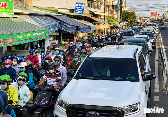 Ho Chi Minh City’s gateways flooded with traffic as holiday-goers return