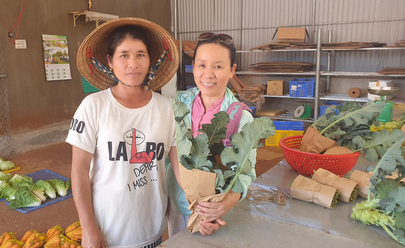 Vietnamese woman works to involve ethnic minority farmers in clean agriculture