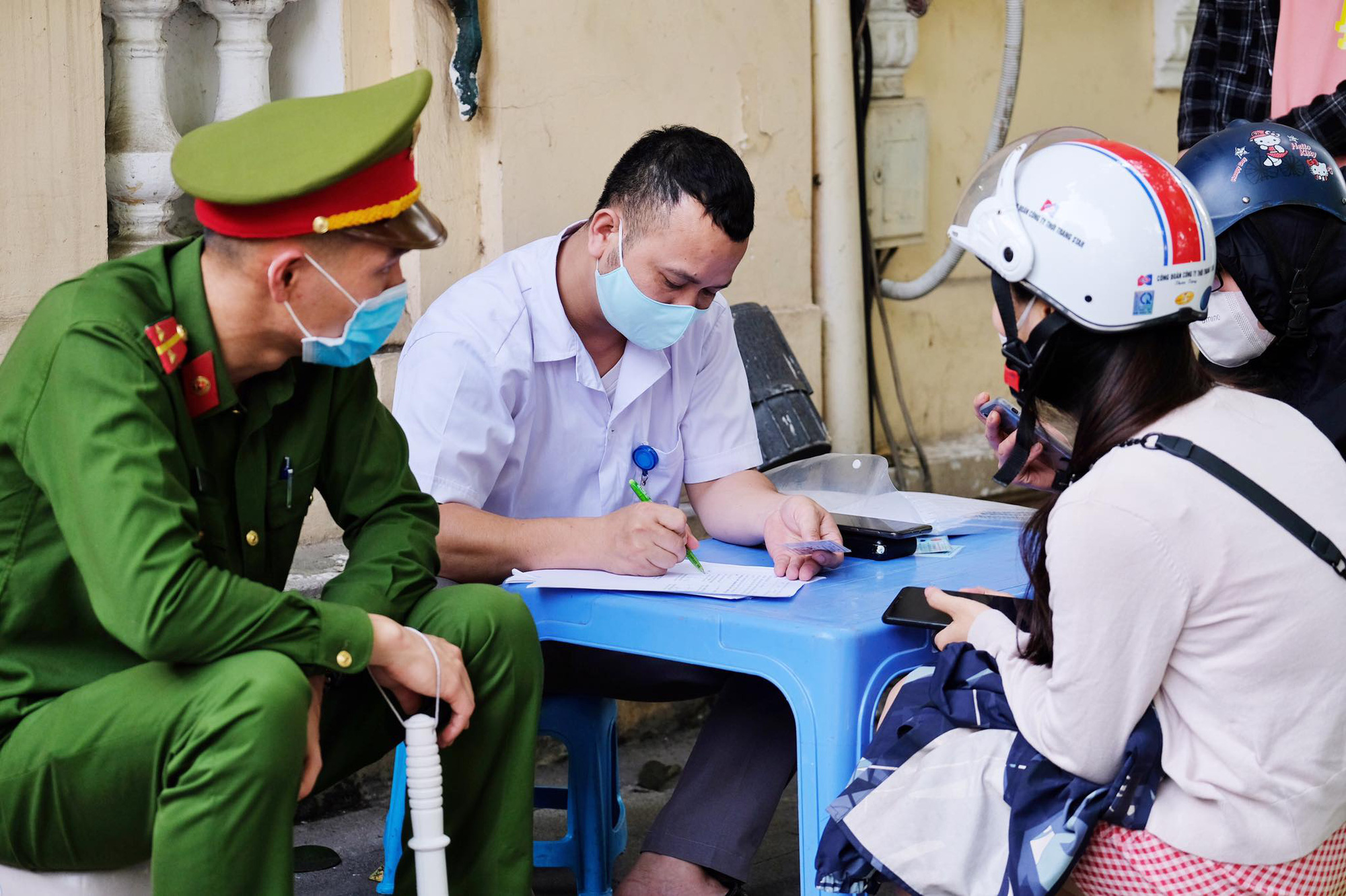 Hanoi fines 134 Vietnamese, foreigners for not wearing face masks in public
