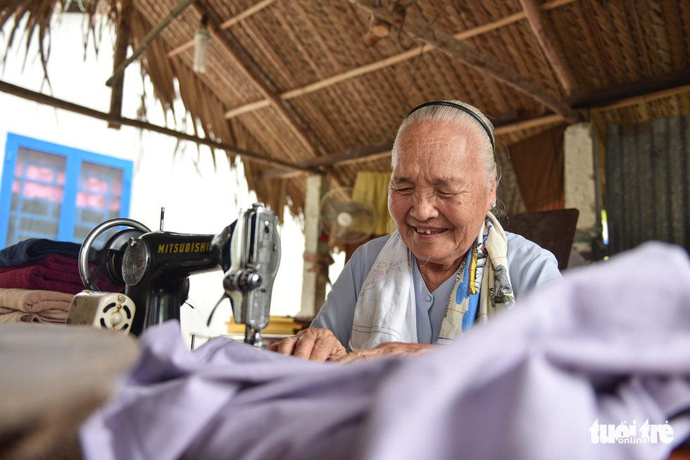 Heart-warming blankets sewn by Vietnamese Grandma Tu