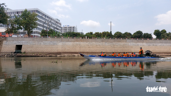 Vietnamese citizens swim through river to illegally cross Vietnam-Cambodia border