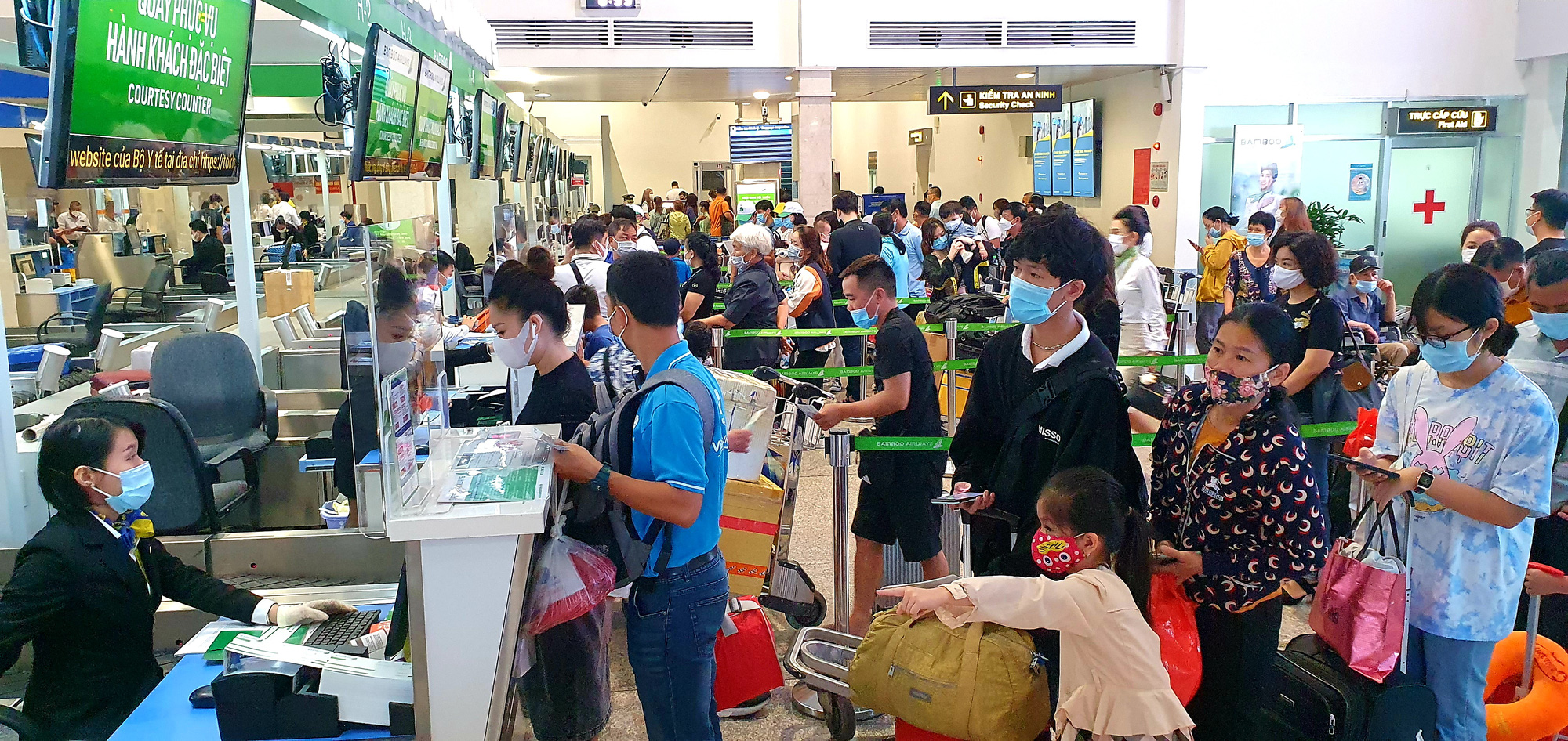 Airlines must refund service charges for canceled tickets: Vietnam aviation authority