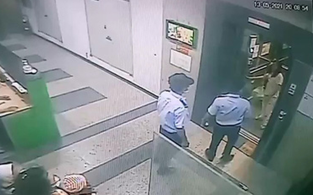 Woman fined for not wearing face mask while using apartment elevator in Ho Chi Minh City