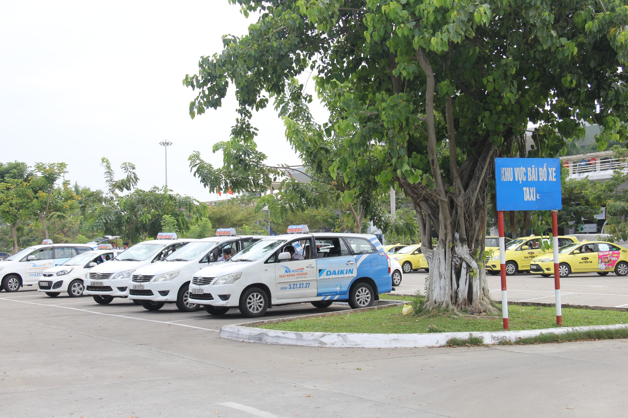 Driver’s COVID-19 infection halts taxi, ride-hailing, delivery services in Da Nang