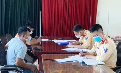 Driver, car owner heavily fined after wrong-way driving on expressway in northern Vietnam
