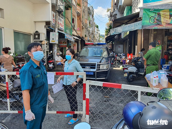 Alley in central Ho Chi Minh City sectioned off because of suspected COVID-19 case