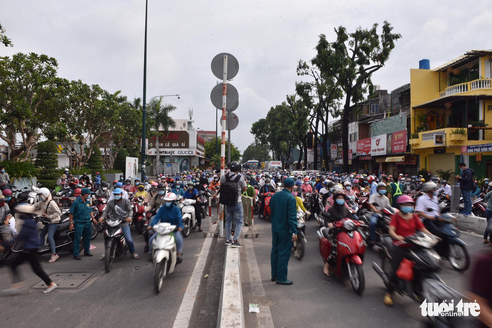COVID-19 checkpoints in Saigon jammed on second morning of social distancing
