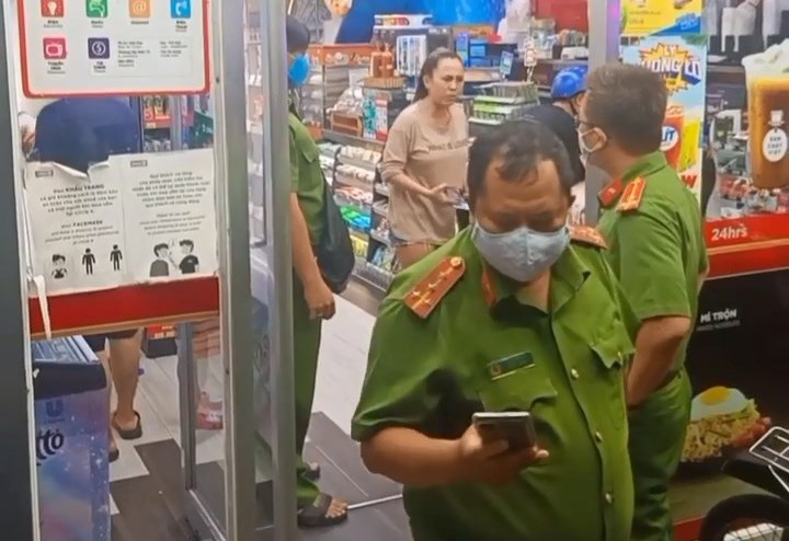 Maskless woman berates police at Ho Chi Minh City convenience store