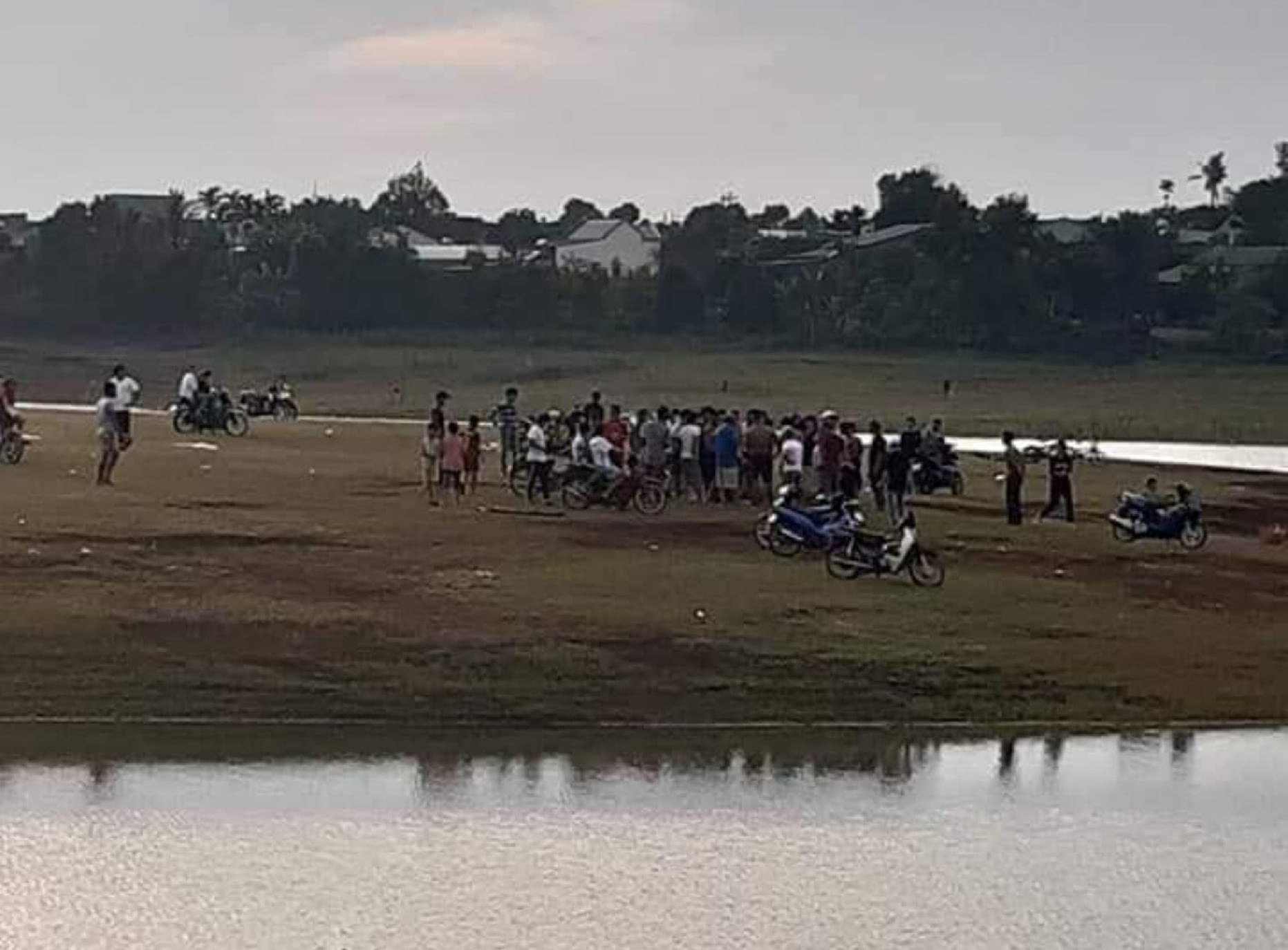 Two children drown while flying kites near lake in Vietnam