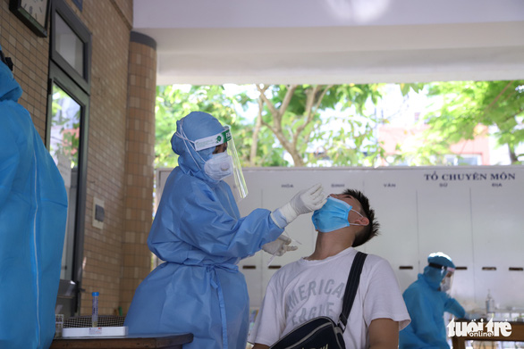 As high school entrance exam nears, Da Nang conducts mass coronavirus testing for all candidates
