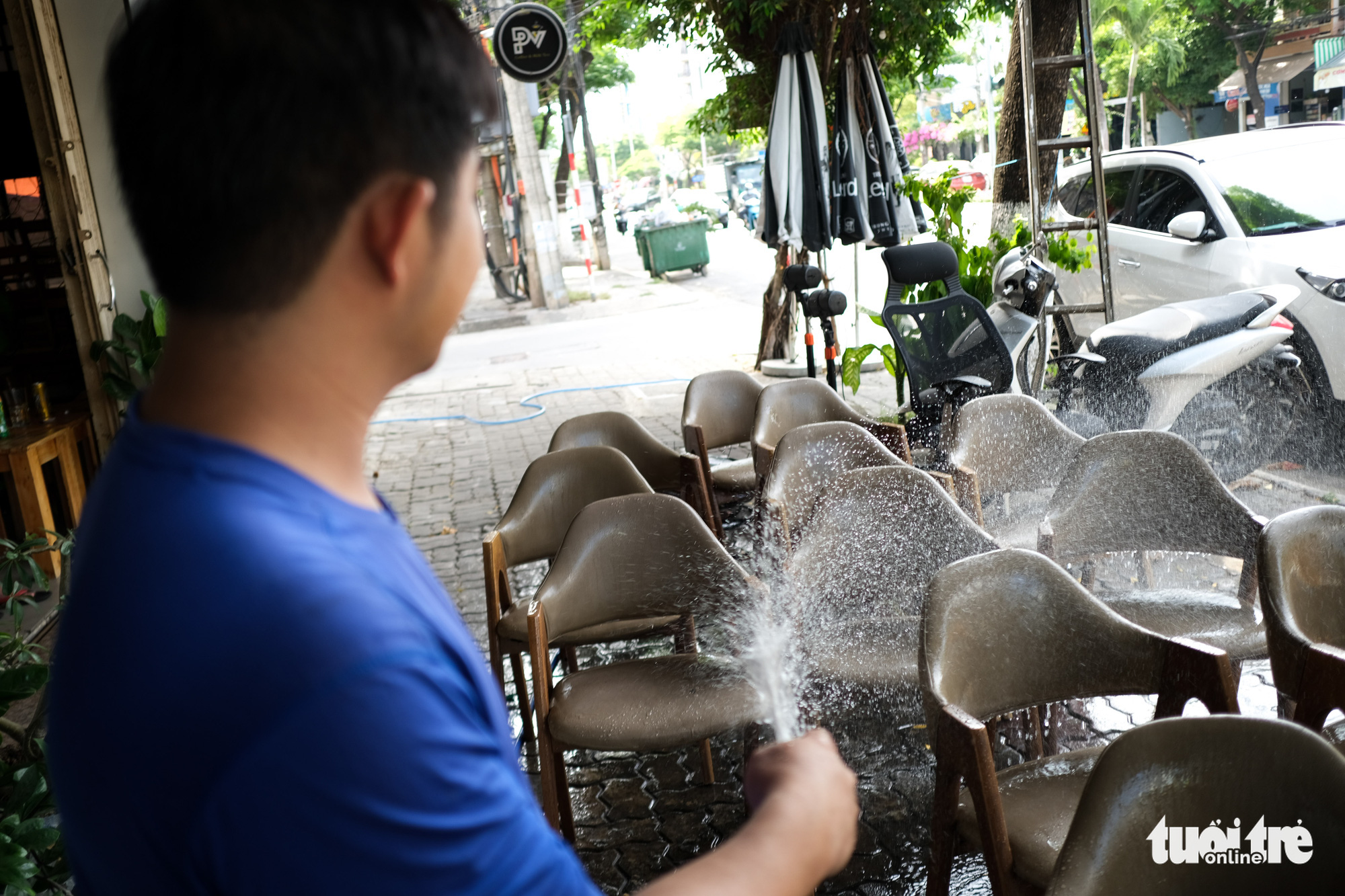 Restaurants, cafés in Da Nang resume sit-down service