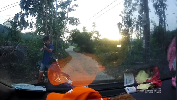 In central Vietnam, drunk man blocks car, threatens driver with homemade gun