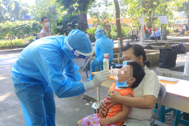Beverage vendor outside Ho Chi Minh City children’s hospital catches COVID-19