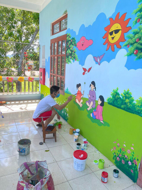 Quarantine-bound teacher turns isolation center’s walls into eye-catching murals in Vietnam