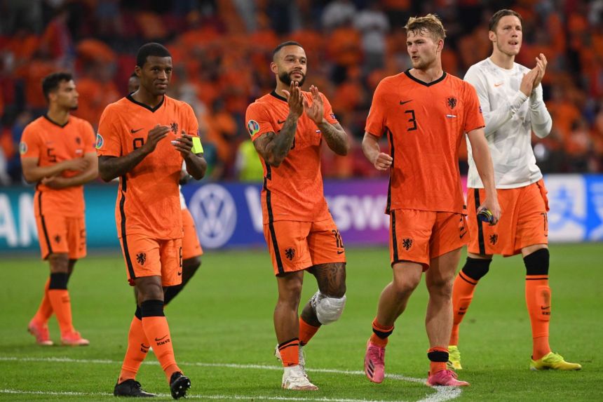 Soccer-Dutch delight as victory over Austria seals group top spot